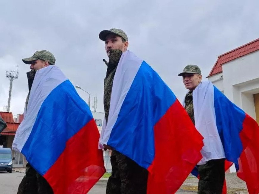 بوساطة إماراتية أمريكية.. روسيا تستعيد 193 عسكريا وتفرج عن 193 أسيرا أوكرانيا في صفقة تبادل