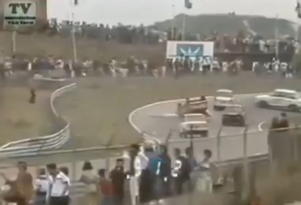 عكس السير.. فيديو وحيد على الانترنت لسباق "فريد" من نوعه في عالم السيارات