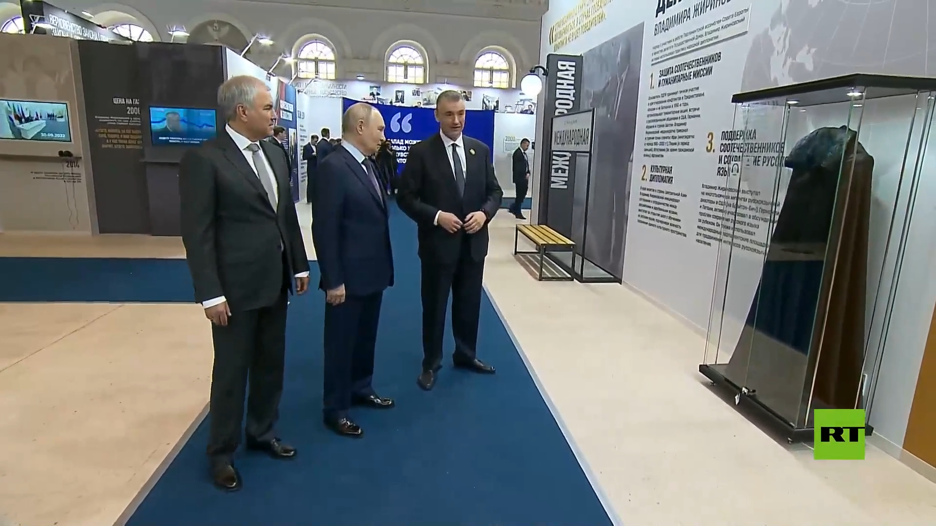 بوتين يعاين عباءة القذافي