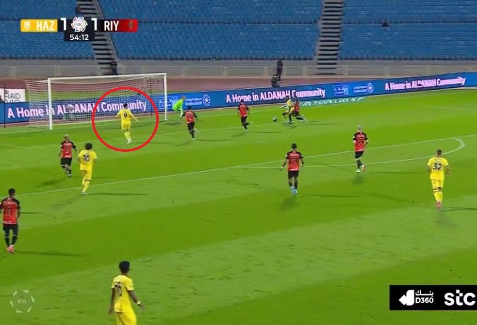 شاهد.. السوري عمر السومة يهدر أغرب فرصة في الدوري السعودي