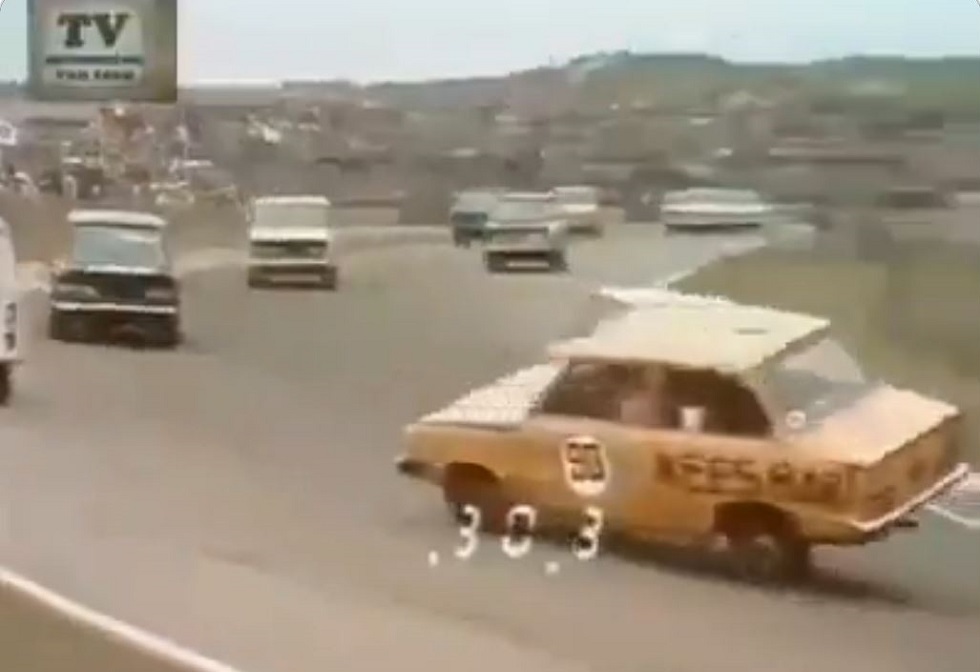 السيارات تسير للخلف.. فيديو وحيد على الانترنت لسباق "فريد" من نوعه في عالم السيارات