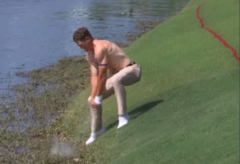 زاد الطين بلة.. لاعب غولف يخلع قميصه في موقف محرج (فيديو)