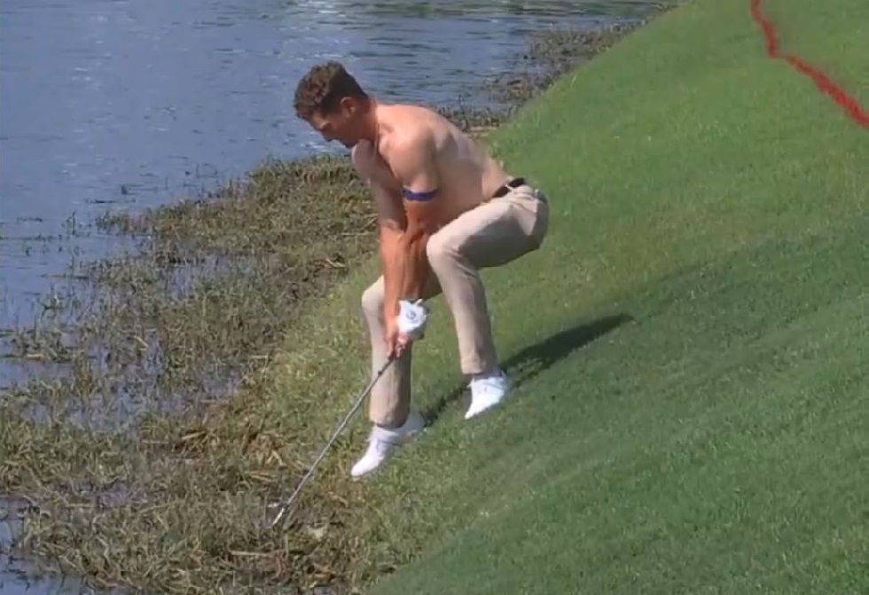 زاد الطين بلة.. لاعب غولف يخلع قميصه في موقف محرج (فيديو)