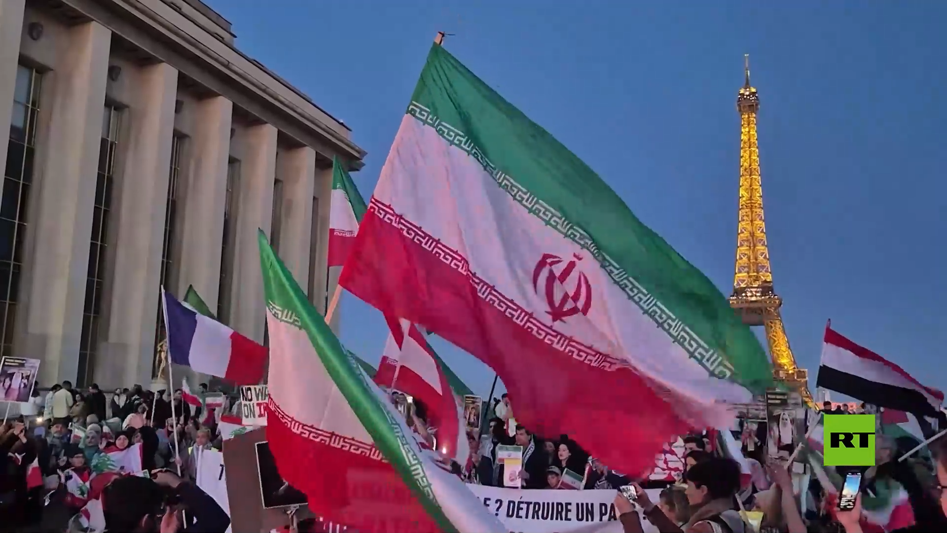 "لا للغطرسة الأمريكية".. وقفة احتجاجية في باريس إحياء لذكرى ضحايا مدرسة ميناب في إيران