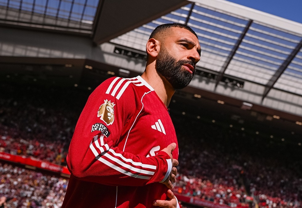 صلاح يغادر الملعب أثناء مباراة كريستال بالاس بسبب الإصابة