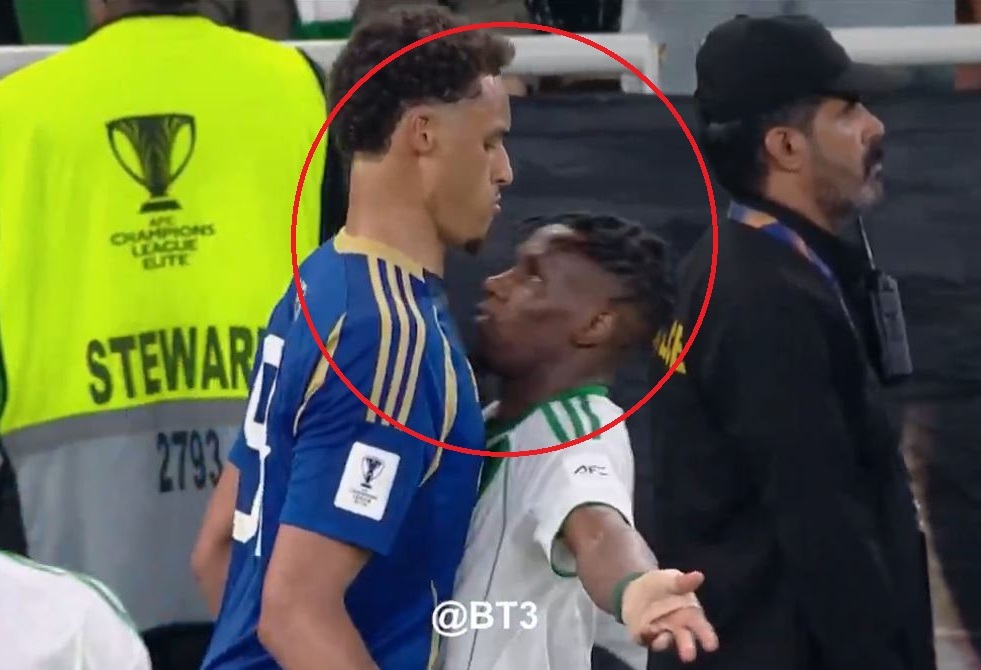 شاهد.. لاعب سعودي يسقط إسرائيليا "بنطحة" قاضية في نهائي دوري أبطال آسيا لكرة القدم