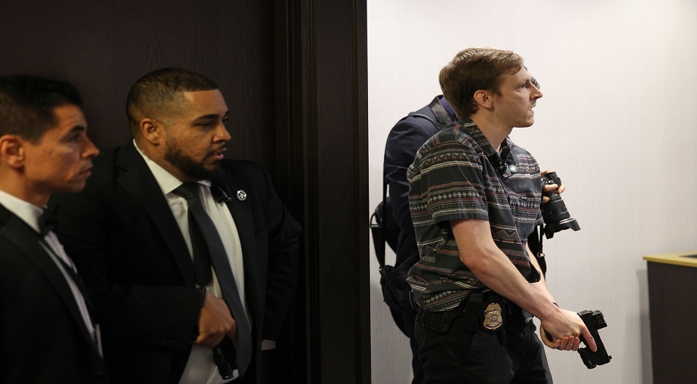 تداول صورة أولية للحظة القبض على مطلق النار في محاولة اغتيال ترامب