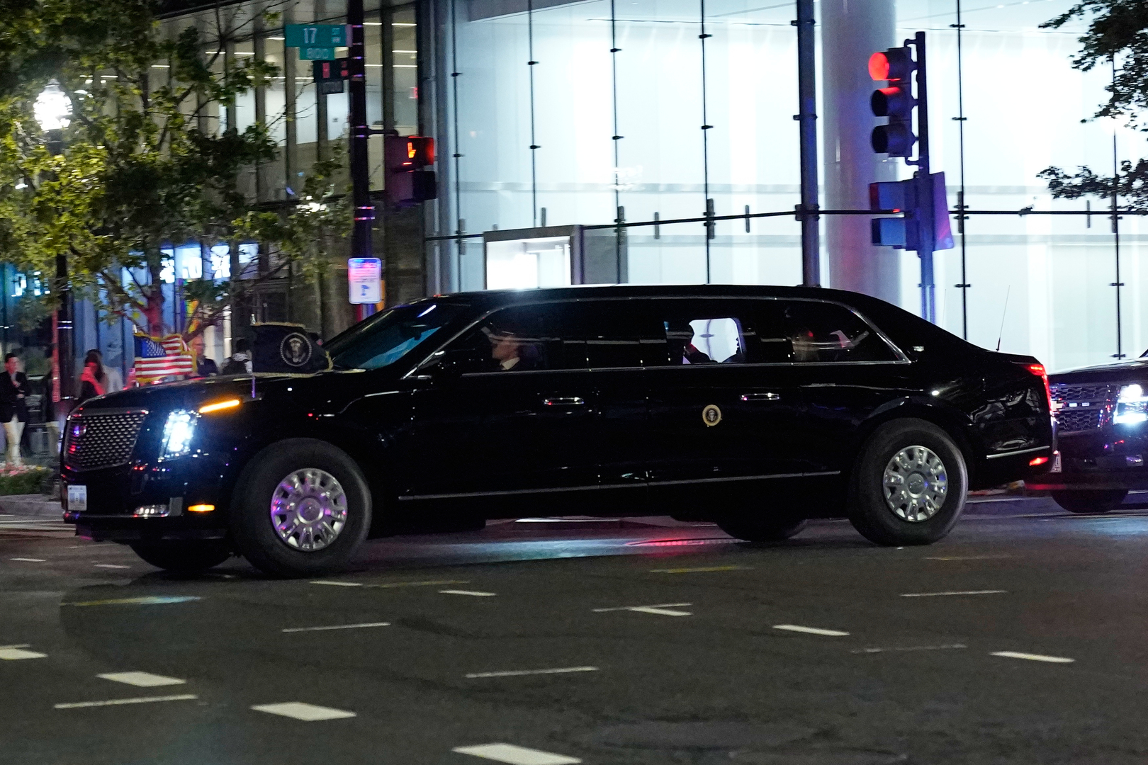 محاولة اغتيال ترامب.. الرئيس الأمريكي ينشر لقطات من كاميرا مراقبة للحظة إطلاق مسلح النار (فيديو)