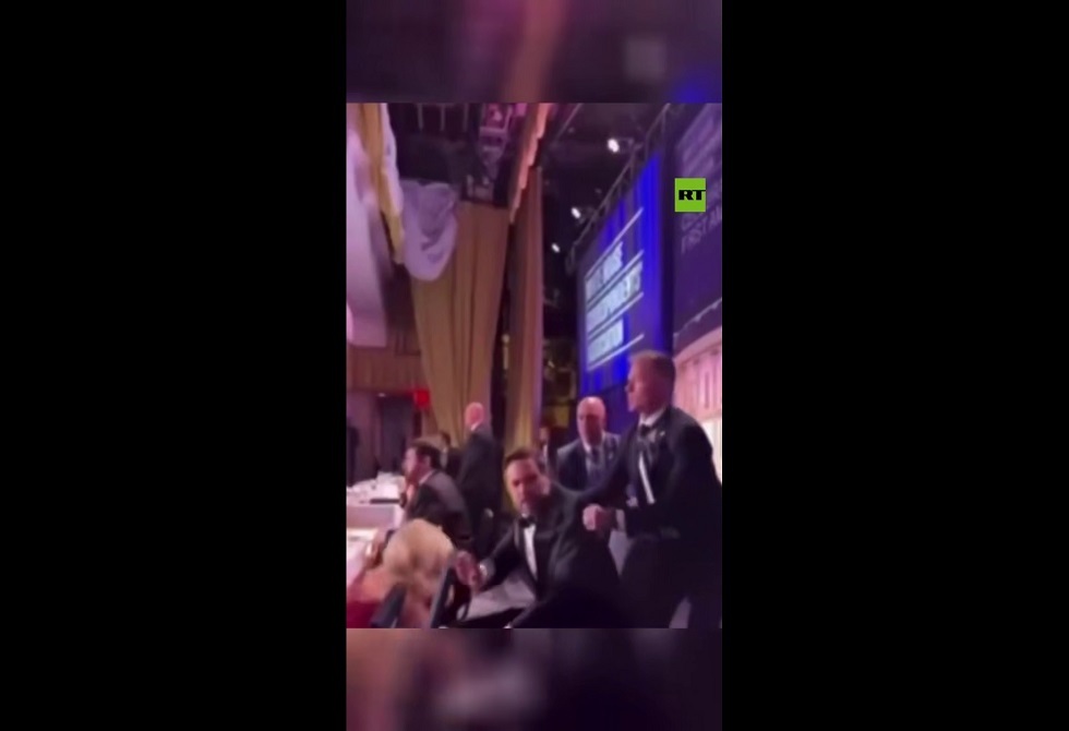 لقطات توثق تعثر ترامب أثناء إجلائه بعد إطلاق النار وسحب نائبه فانس بالقوة من القاعة