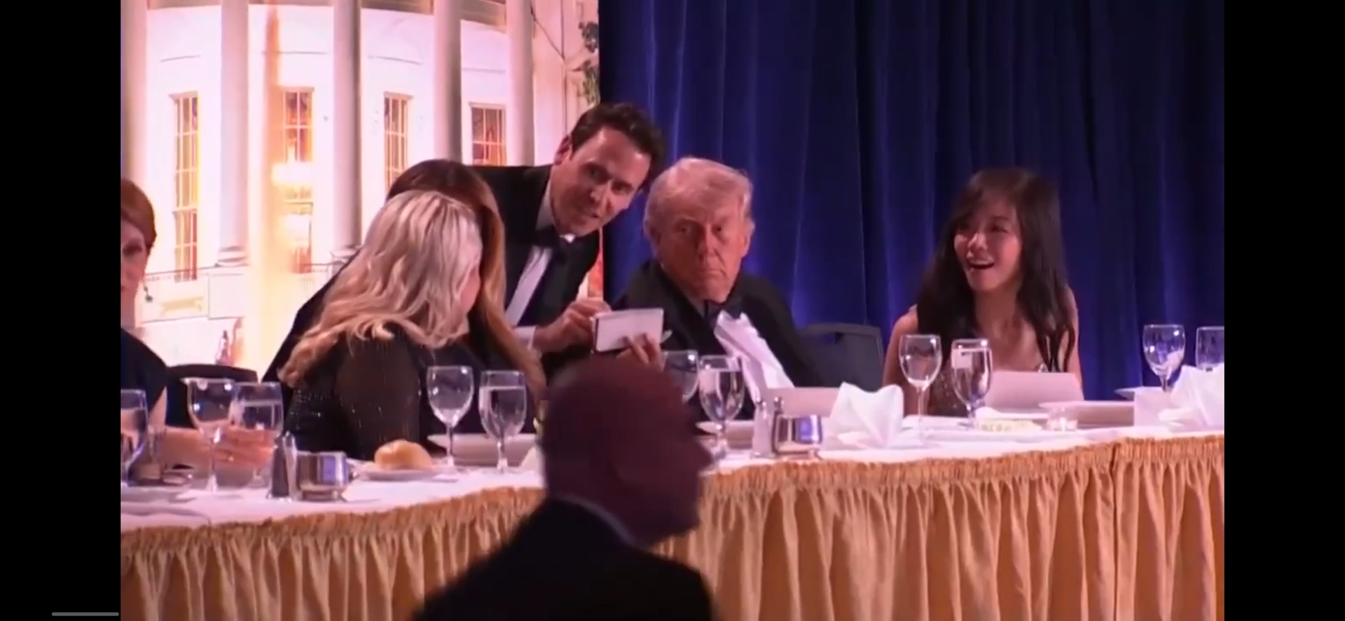 شاهد رد فعل ترامب وعقيلته لحظة سماعهما صوت إطلاق النار