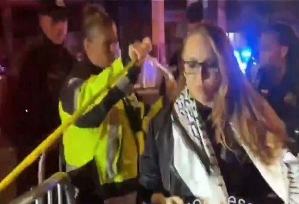 "كوفية فلسطينية" وضيف يتابع عشاءه.. لقطات لا تصدق من مسرح محاولة اغتيال ترامب (فيديوهات)