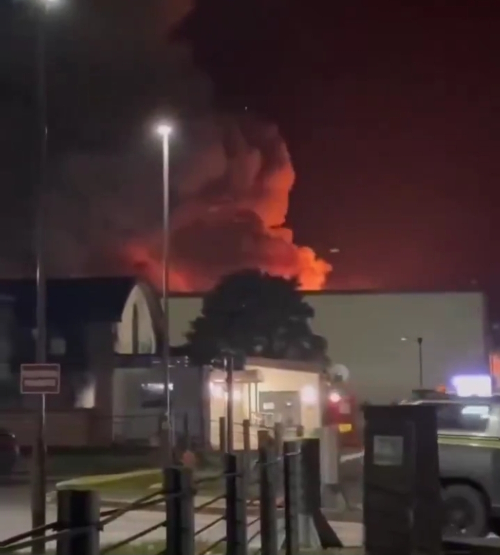 حريق غامض في قاعدة جوية بريطانية تستخدمها واشنطن في حربها ضد إيران (فيديو)