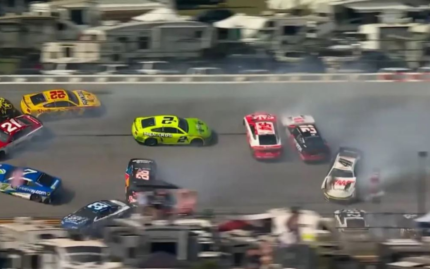 فوضى مرعبة في سباق ناسكار بعد حادث جماعي (فيديو)