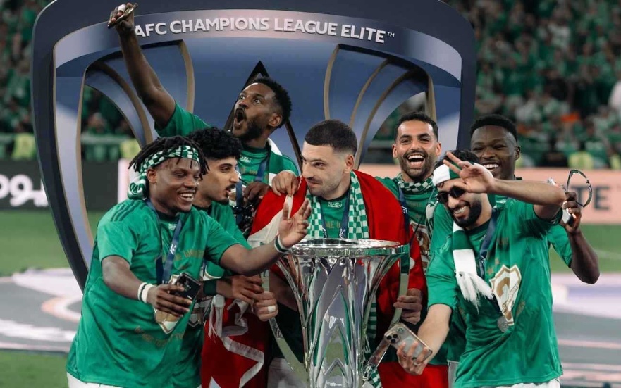 صدمة بعد التتويج.. عقوبات تلاحق نجوم الأهلي السعودي