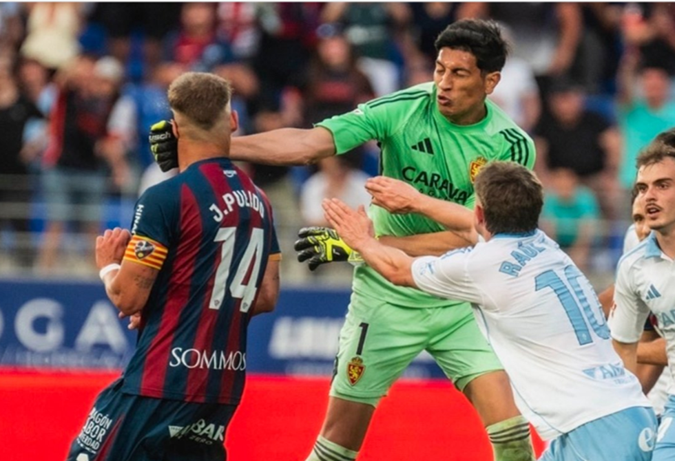 حارس سرقسطة يفقد أعصابه بعد طرده ويتحول إلى "ملاكم"