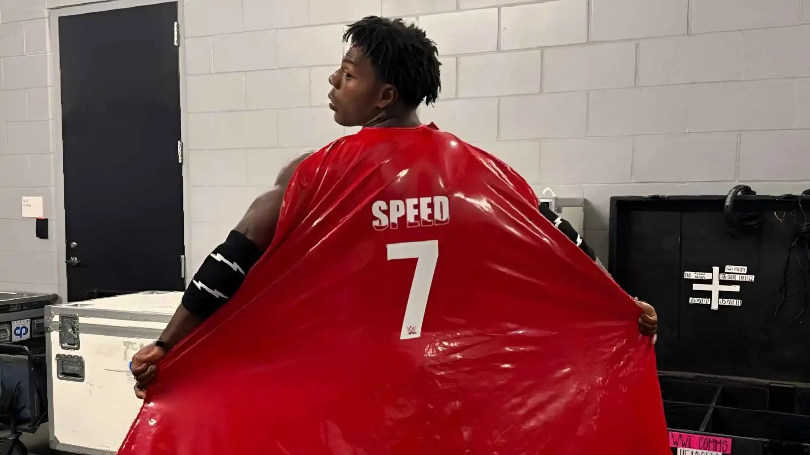 شاهد "تحت الماء".. سبيد يقلد احتفال كريستيانو رونالدو (فيديو)