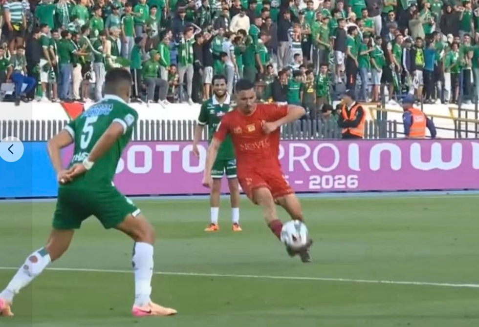 أنس سرغات يسجل هدفا نادرا في الدوري المغربي
