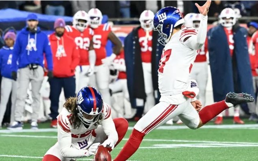 خطأ في الملعب.. ينقذ حياة مشجع خارج المدرجات