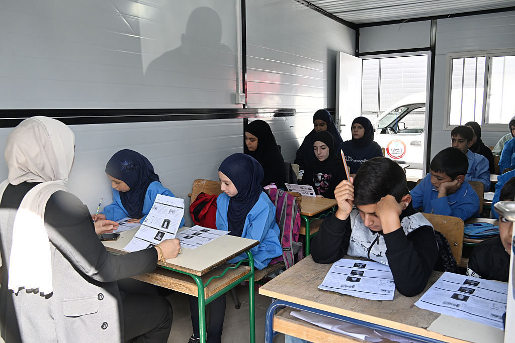 لبنان.. "حزب الله" و"أمل" يطالبان بتأجيل امتحانات الشهادة الثانوية وإلغاء الشهادة المتوسطة