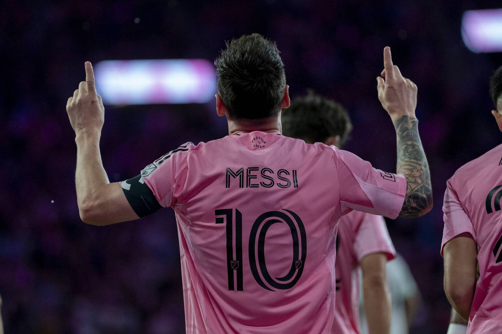 طرود غامضة تتحول إلى قصة إنسانية بطلها ميسي