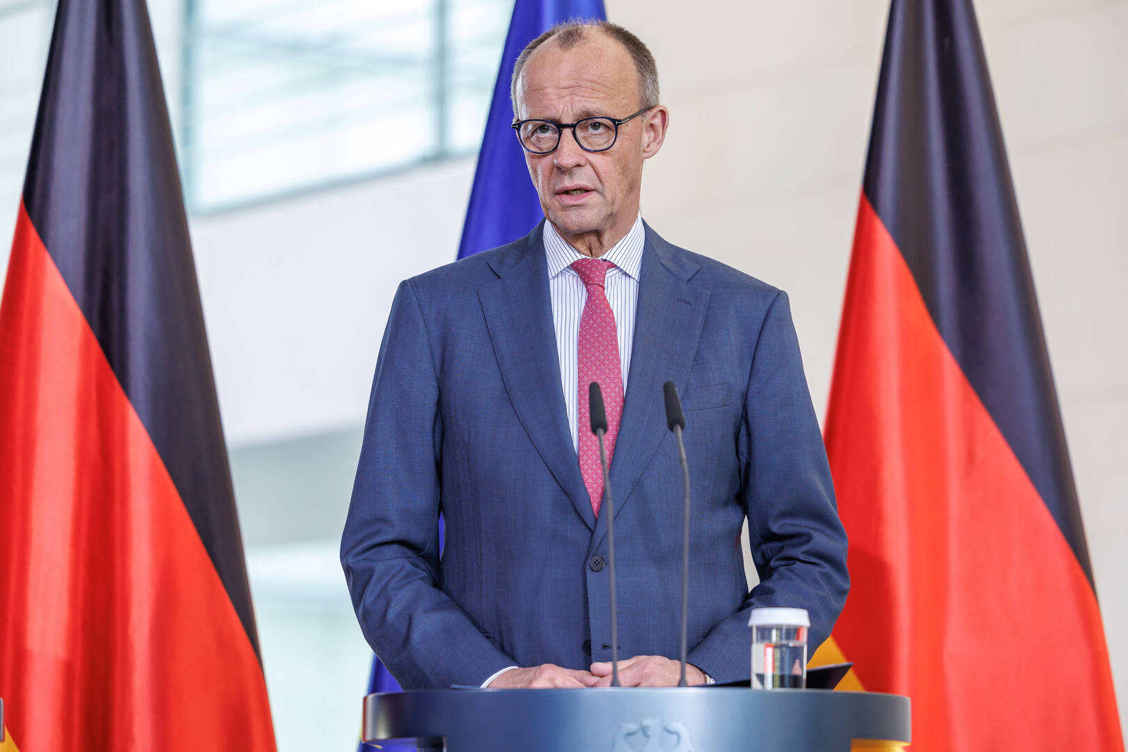 ميرتس يربط الدبلوماسية بالتسلح وامتلاك أسلحة نووية أوروبية