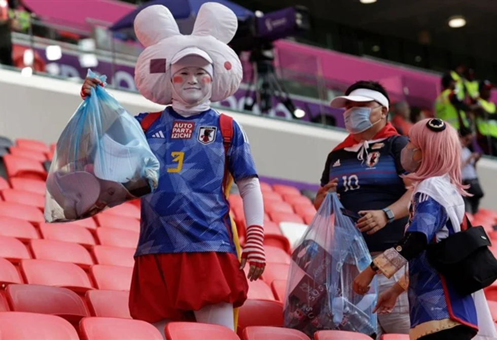 لماذا تحرص جماهير اليابان على تنظيف مدرجات الملاعب بعد مباريات كأس العالم؟