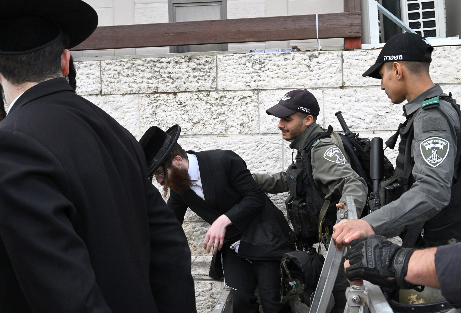 تفاصيل اقتحام منزل قائد الشرطة العسكرية في إسرائيل