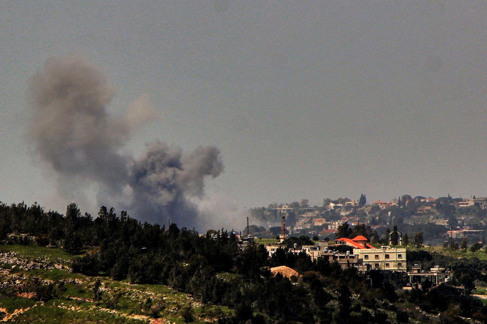 الجيش الإسرائيلي يواصل غاراته ويستهدف 8 قرى جنوب لبنان