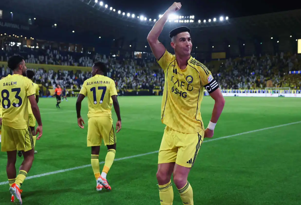 رونالدو يرتدي العقال السعودي ويرقص العرضة احتفالا بهدفه في شباك الأهلي