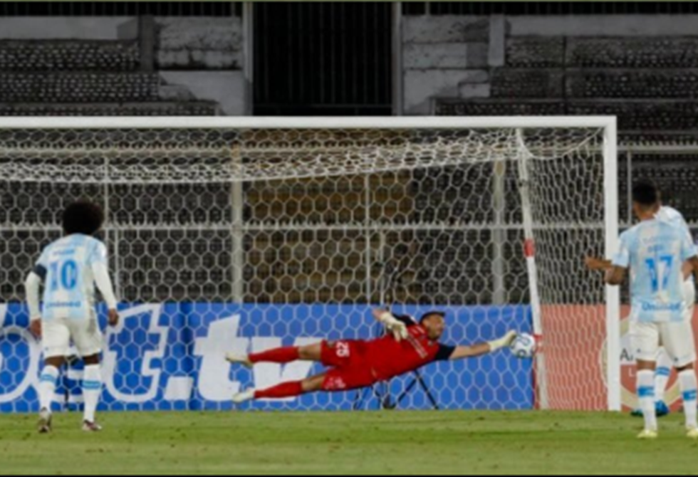 مشهد نادر في ملاعب كرة القدم.. حارس بالستينو يصد ثلاث ركلات جزاء متتالية لنفس اللاعب!