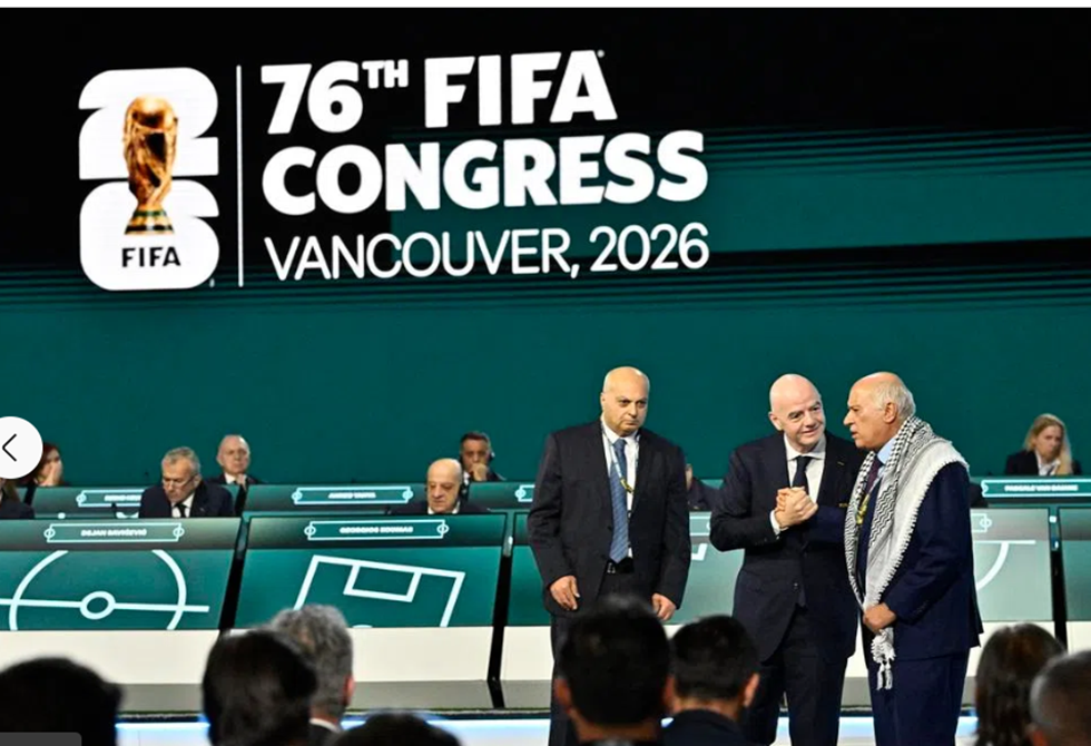 لحظة متوترة في مؤتمر الفيفا.. رئيس الاتحاد الفلسطيني يرفض الوقوف بجوار نائب رئيس الاتحاد الإسرائيلي