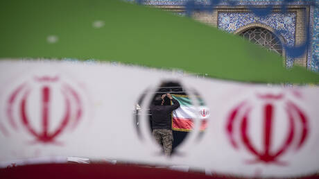 الاستخبارات الإيرانية تعلن ضبط شحنة معدات اتصالات تجسسية متطورة واعتقال جاسوس أجنبي و8 انفصاليين