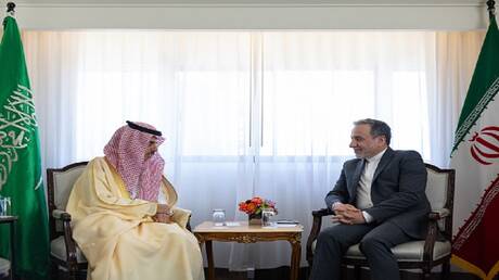 بن فرحان وعراقجي يبحثان هاتفيا مجريات الأوضاع وسبل الحدّ من وتيرة التوتر بالمنطقة