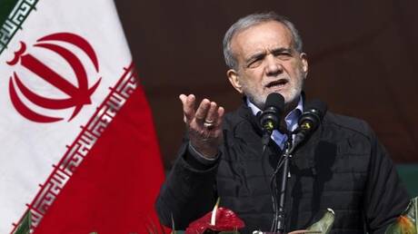 بزشكيان لماكرون: مستعدون لمواصلة الحوار ضمن الأطر الدولية ونحذر من تداعيات تهديد مضيق هرمز