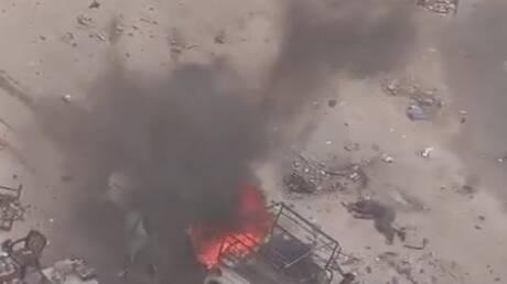 غزة.. مقتل 4 أشخاص بينهم طفل باستهداف إسرائيلي لسيارة شرطة (فيديو)