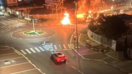 مراسلة RT: انقطاع الكهرباء غرب كرميئيل جراء رشقة صاروخية أطلقها حزب الله اللبناني