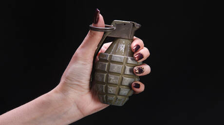 حولت "النوم" إلى كابوس.. امرأة تنهي مستقبل حبيبها بأصبع ديناميت محلي الصنع