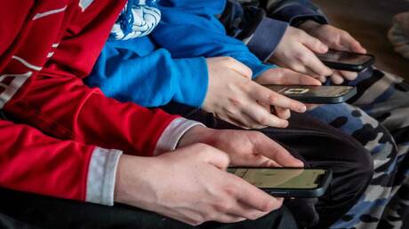 بريطانيا تعتزم فرض قيود على استخدام وسائل التواصل لمن أعمارهم دون 16 عاما