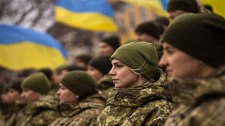 لماذا تسعى أوكرانيا لتجنيد النساء وإلغاء إعفاءات الموظفين؟.. قراءة في الأزمة الديموغرافية للجيش