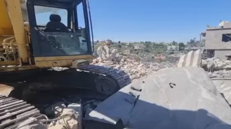 مراسلنا: مقتل 5 من عائلة واحدة بينهم نساء وأطفال في غارة إسرائيلية على جبشيت جنوب لبنان (فيديو)