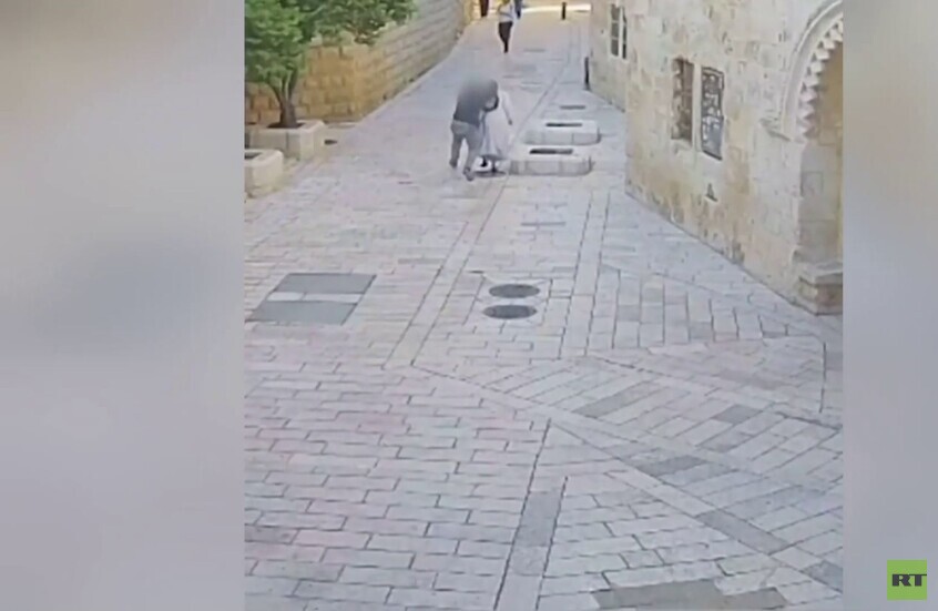 القدس.. لقطات توثق اعتداء مستوطن إسرائيلي على راهبة مسيحية