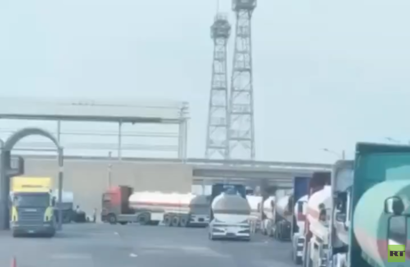 العراق يعلن تصدير أول شحنة نفط خام بالصهاريج عبر منفذ ربيعة البري الحدودي مع سوريا (فيديو)