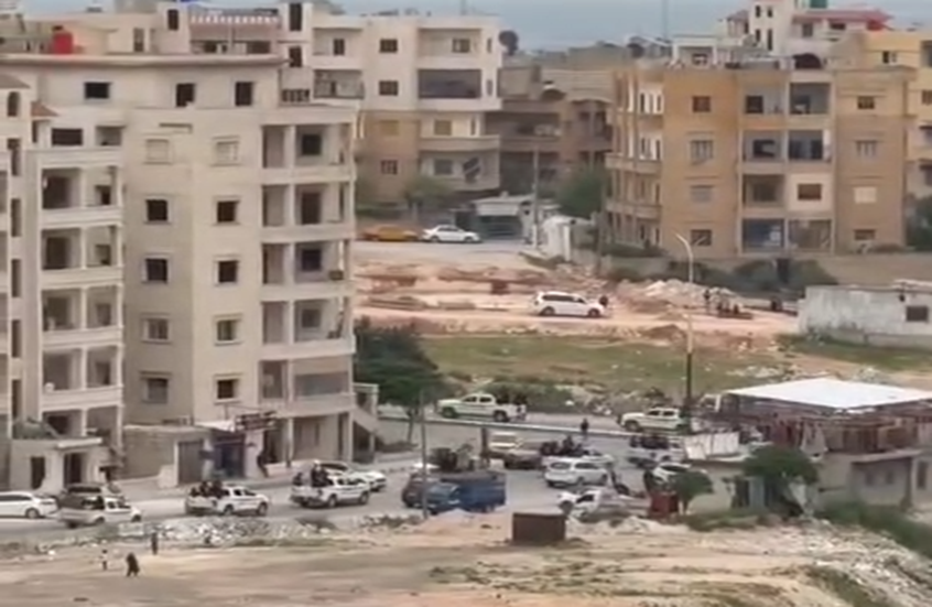 سوريا.. أرتال عسكرية تدخل إدلب بعد توتر أمني ومطالب بالإفراج عن مسلحين أجانب (فيديو)