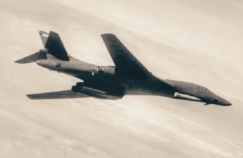 البنتاغون يجري رحلة اختبارية لقاذفة B-1B الاستراتيجية المزودة بصاروخ فرط صوتي