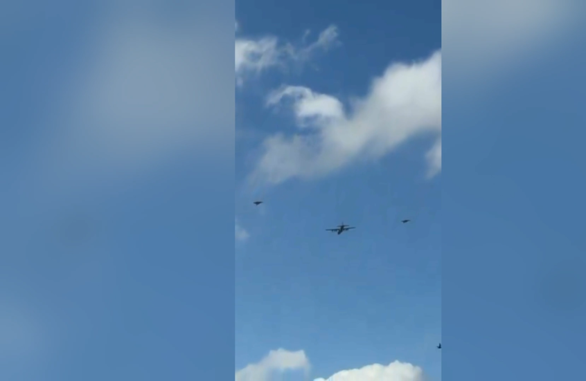 رصد مقاتلات إسرائيلية تحلق برفقة طائرة C-130 "هيركوليس" على ارتفاع منخفض فوق القدس