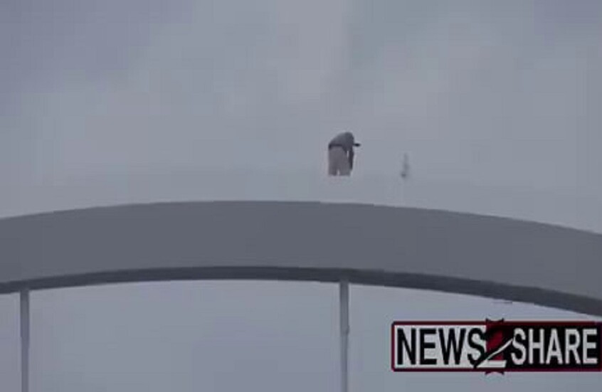 ناشط ضد حرب إيران ينهي اعتصامه فوق جسر بواشنطن