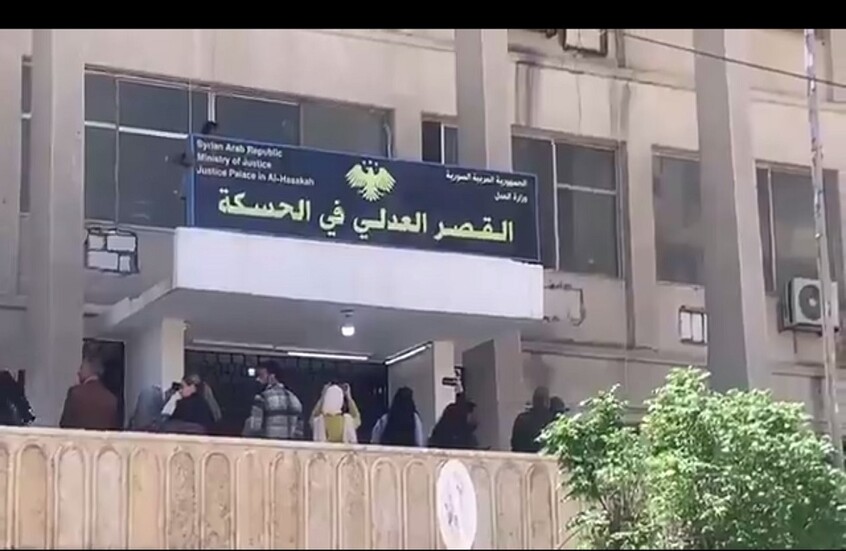 سوريا.. توتر في الحسكة واقتحام القصر العدلي ونزع لوحة رسمية كتبت باللغة العربية (فيديوهات)