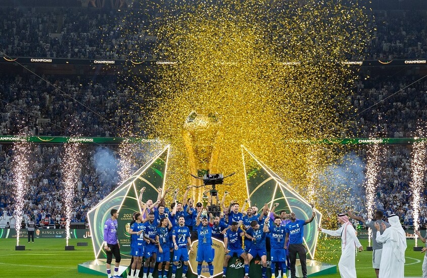 الهلال يتوج بكأس الملك السعودي على حساب الخلود (فيديو)