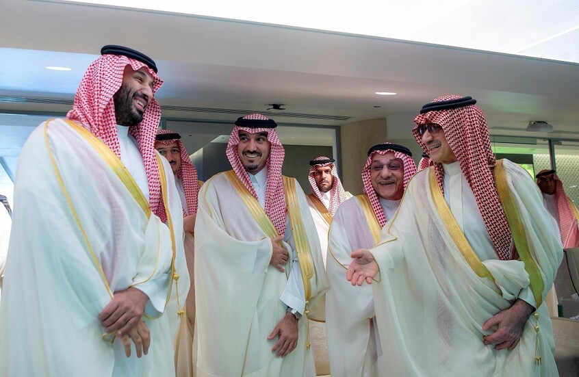 الوليد بن طلال يعلق على لحظة تسليم ولي العهد كأس الملك للهلال