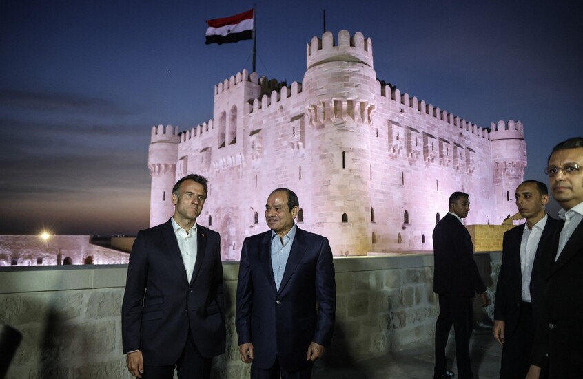 السيسي يصطحب ماكرون في جولة تاريخية بشوارع الإسكندرية وقلعة قايتباي